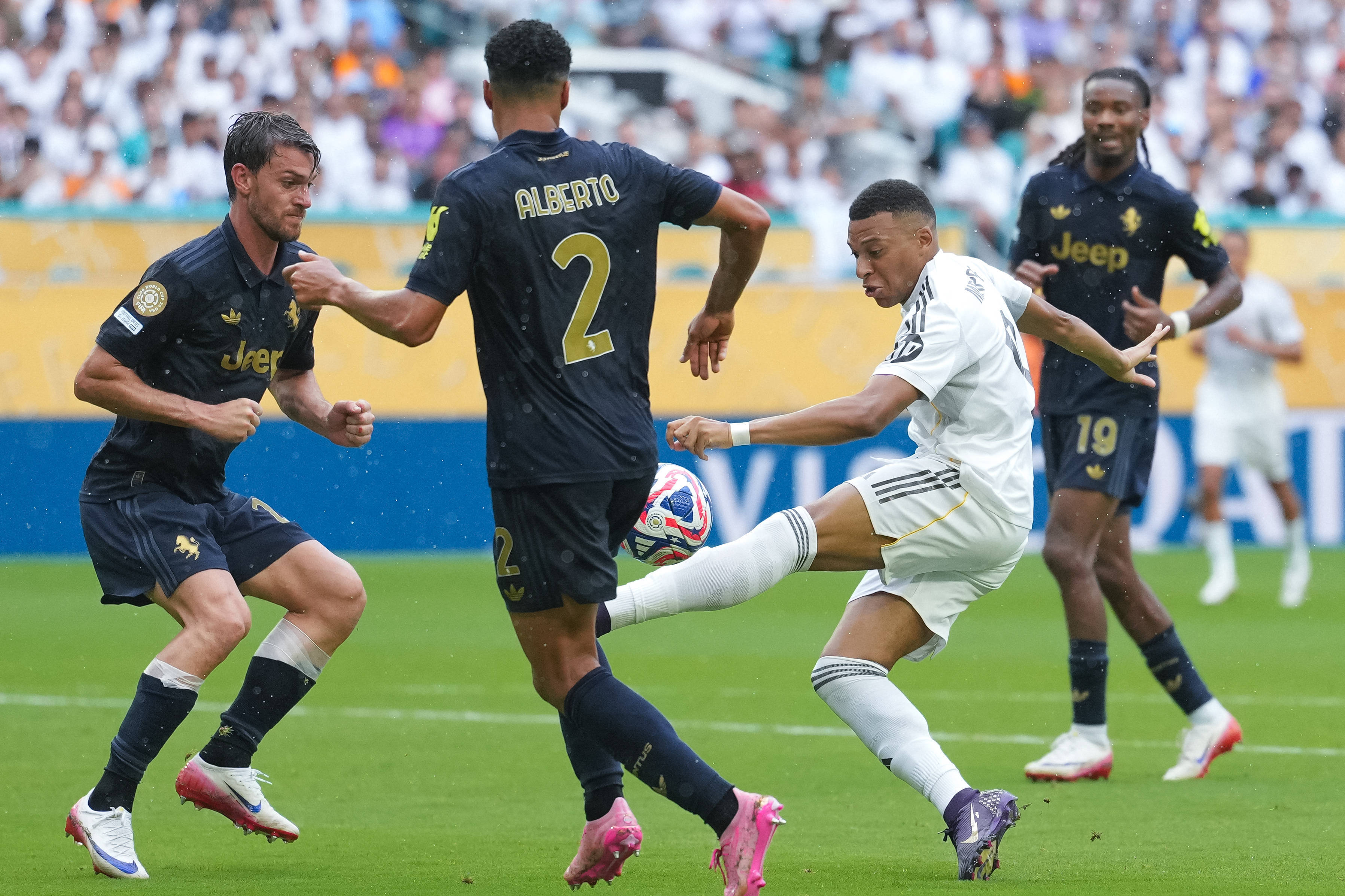 开云中国-姆巴佩遭遇十五持续失利，尤文图斯教练压力巨大！观众掌声雷动的简单介绍-开云中国